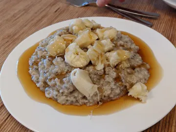 Овсяная каша с семенами чиа, кусочками банана и сиропом