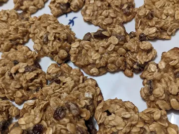 Овсяное печенье с изюмом на белой тарелке