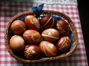 Яйца, окрашенные луковой шелухой, с узором из листьев в корзинке