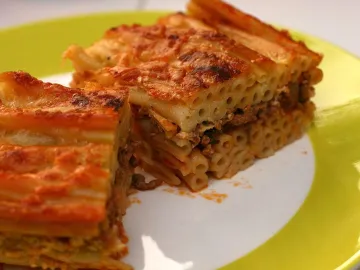 Кусок пастицио с макаронами, мясным фаршем и румяной корочкой