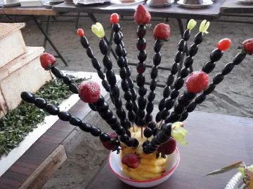 Павлин из винограда и клубники на шпажках, тело из ананаса