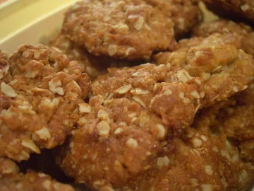 Овсяное печенье Анзак с кокосом крупным планом