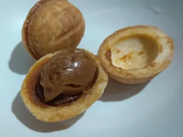 Печенье орешки с варёной сгущёнкой, одна половинка раскрыта
