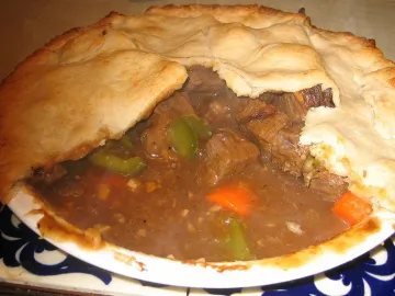 Мясной пирог с говядиной и овощами, часть крышки отломана