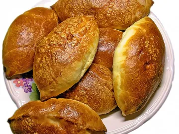 Домашние пирожки в виде блюда на тарелке