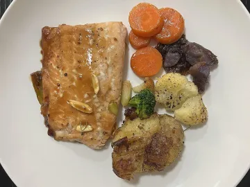 Запечённый лосось с морковью, брокколи и цветной капустой