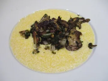 Мягкая кукурузная полента с жареными грибами и зеленью