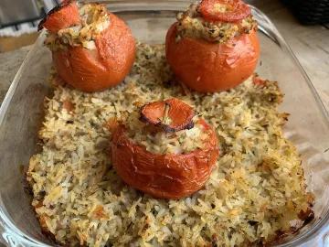 Запечённые помидоры с рисовой начинкой и зеленью в стеклянной форме