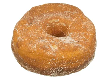 Пончик с кольцевой формой, обсыпанный сахаром и корицей