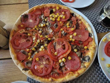Тонкая пицца с помидорами, грибами и кукурузой