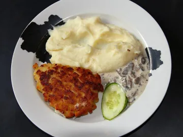 Пожарская котлета с картофельным пюре, грибным соусом и огурцом