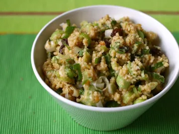 Пшено с красной чечевицей, зелёным луком и изюмом в миске