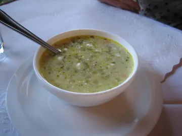 Рассольник с курицей и рисом в белой тарелке
