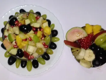 Фруктовая тарелка с виноградом, гранатом, бананом и манго
