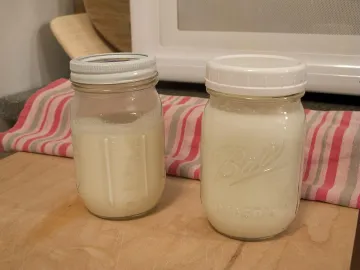 Две стеклянные банки с домашним кефиром