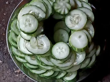 Нарезанные кружками свежие огурцы в миске