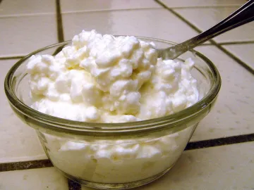 Стеклянная пиала с творогом и ложкой