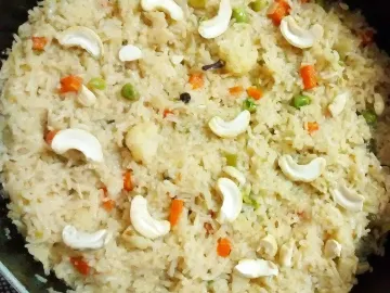 Рис с морковью, горошком и орехами кешью на сковороде