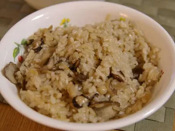 Рис с грибами и луком в белой миске