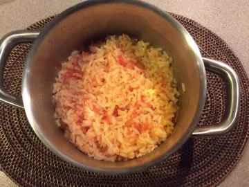 Рассыпчатый рис с томатами в кастрюле