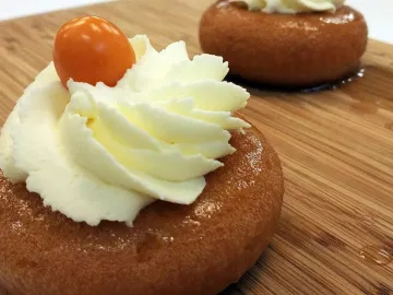 Ромовые бабы в сиропе со взбитыми сливками и физалисом