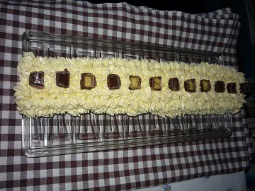 Бисквитный рулет в масляном креме с шоколадными конфетами