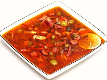 Мясная солянка с колбасой, оливками, каперсами и долькой лимона