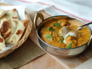 Шампиньоны в оранжевом соусе масала с кинзой и лепёшки