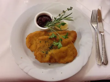 Шницель в панировке с лимоном, зеленью и брусничным соусом