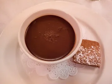 Шоколадный крем в белой формочке с печеньем