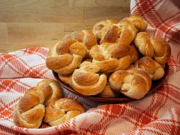 Шведские булочки-узелки с кардамоном и сахаром на блюде