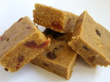 Кусочки сливочной помадки с изюмом и курагой