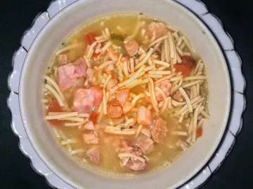Миска супа с индейкой, вермишелью и морковью