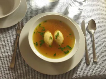 Бульон с двумя манными клёцками и зелёным луком