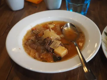 Тарелка мясного супа с капустой, картофелем и говядиной