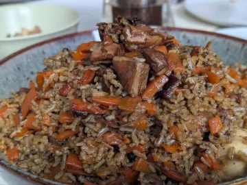 Плов с бараниной и морковью горкой в керамической миске