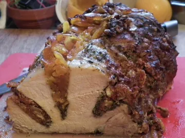 Запечённая свиная корейка с курагой и луком в разрезе