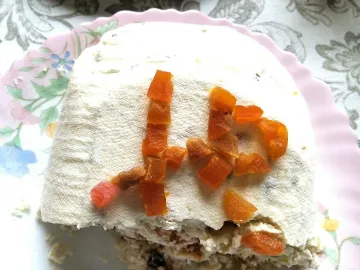 Творожная пасха с кубиками кураги на розовой тарелке