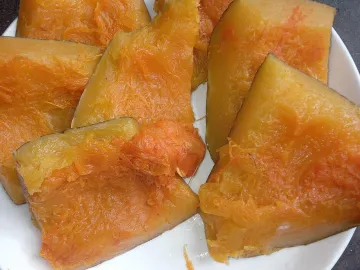 Кусочки приготовленной тыквы на белой тарелке