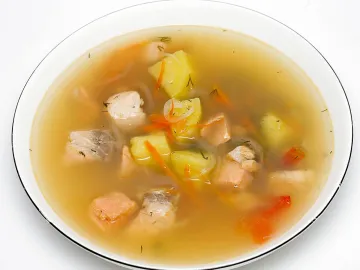 Прозрачная уха из красной рыбы с картофелем, морковью и укропом