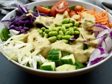 Веганская чаша с эдамаме, капустой, огурцами и помидорами
