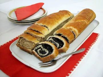 Нарезанные венгерские рулеты бейгли с маковой и ореховой начинкой на блюде