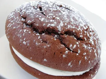 Шоколадный вупи пай с белым кремом и сахарной пудрой