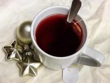 Кружка горячего тёмно-красного чая с вином