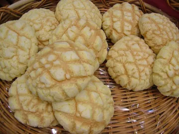 Японские булочки мелонпан с сахарной корочкой в корзинке