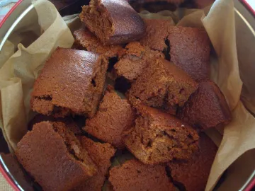 Кусочки тёмной овсяной коврижки паркин в жестяной коробке