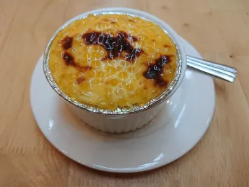 Запечённый саговый пудинг с карамельной корочкой в формочке