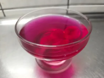 Красное желе с кружками банана в стеклянной креманке