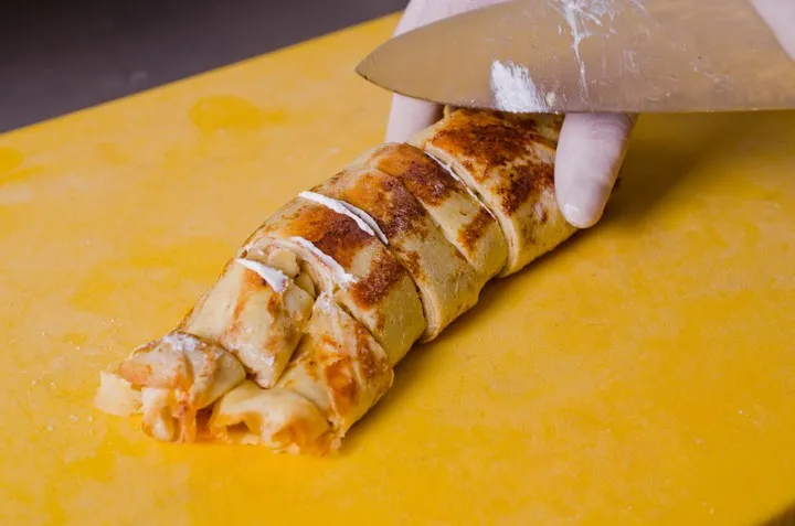 Нарезаем блины на кусочки