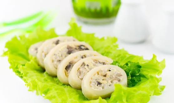 Кальмары, фаршированные грибами и сыром